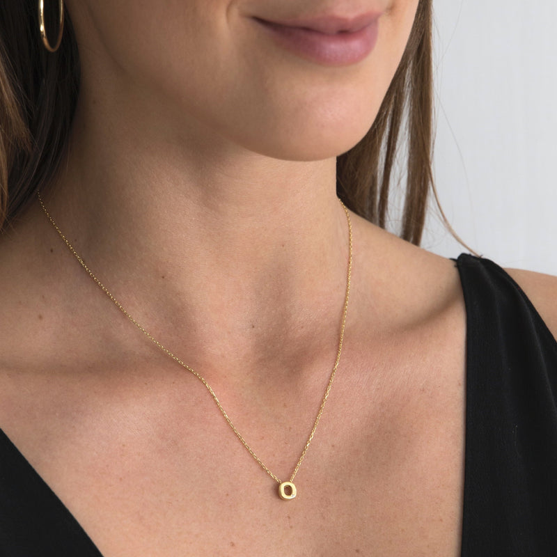 A 18 karat gold vermeil necklace with your initial letter "O". This diamond letter necklace is a special jewelry necklace that can be worn day and night. A genuine diamond stone in the corner of the letter makes this gold diamond necklace a luxury and ideal gift for yourself, your best friend or loved one.
